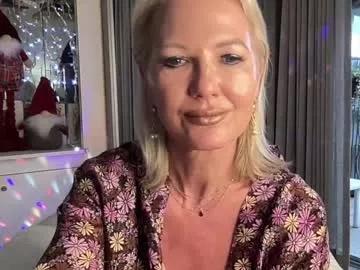 gl1tter_barbie on Chaturbate 